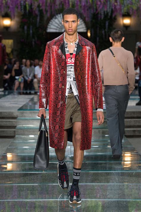 versace spring 2019 men|VERSACE SPRING SUMMER 2019 MEN’S .